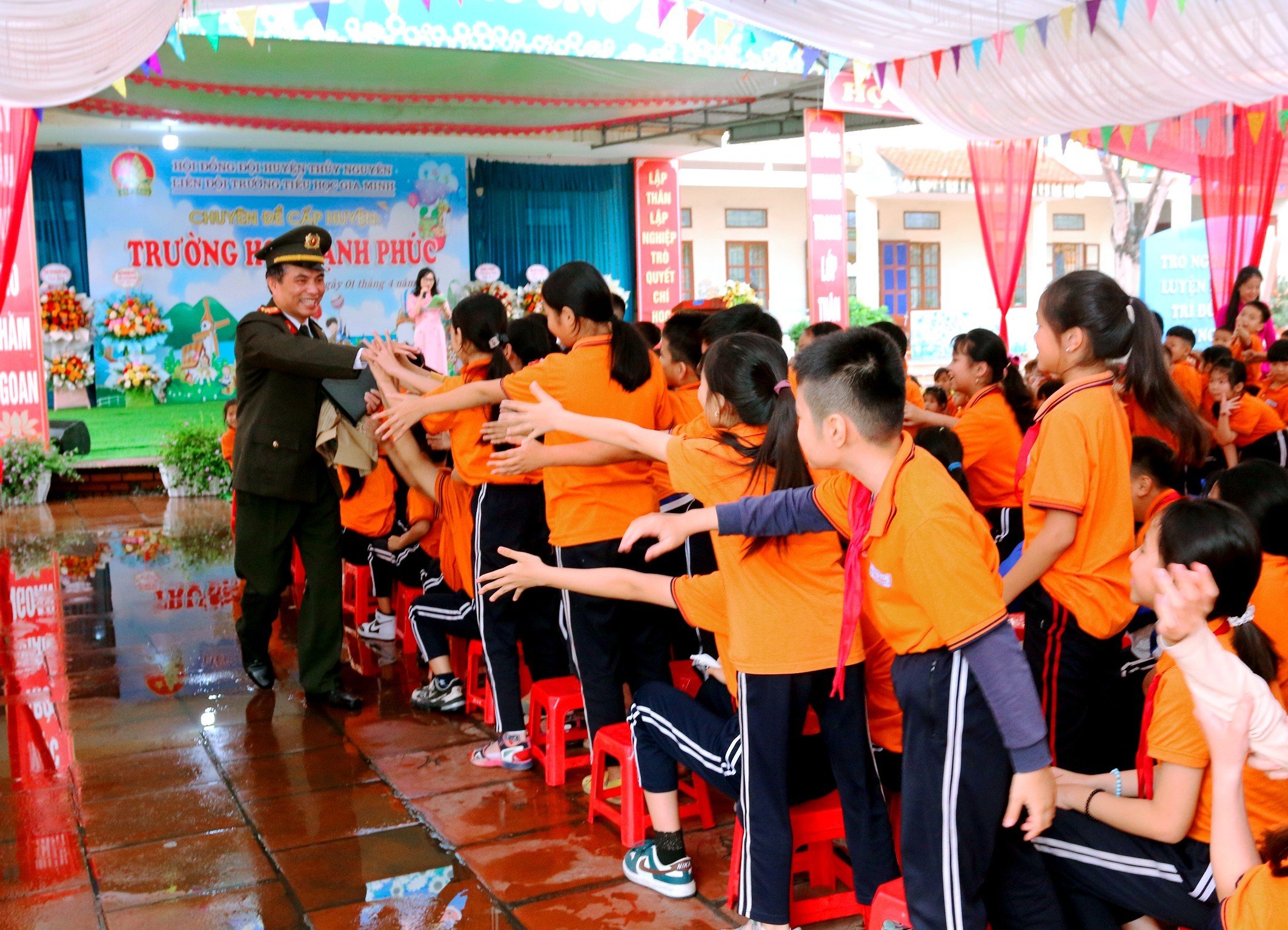 Công an huyện Thủy Nguyên tuyên truyền pháp luật tại trường Tiểu học Gia Minh